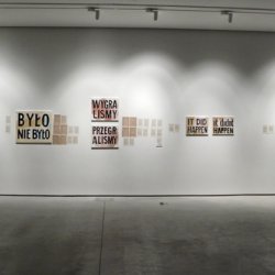 Instalacja malarska w czasie wystawy „Historia w sztuce”, obrazy i kartki z powieści historycznych („Krzyżowcy”, Zofii Kossak- Szczuckiej i „Bolesław Chrobry” Antoniego Gołubiewa”), 2011, Historia w sztuce, Muzeum Sztuki Współczesnej MOCAK  w Krakowie.