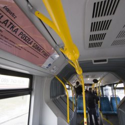 popatrz KLATKA POSZŁA SZUKAĆ PTAKA 2008, cytaty opatrzone komentarzami, napisy w autobusach w Białymstoku w ramach akcji „doznanie na żądanie”.