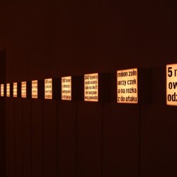 NUMERY, 2003, wydruk podświetlany na folii (15x15x8cm) 55 lightboxów  przedstawiającymi  tytuły gazetowe z  liczbami , ułożone we wzrastającej kolejności (od 1 do miliarda). Wystawa indywidualna „Numery” w galerii „Naród Sobie”, Poznań.