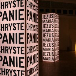 CHRYSTE PANIE, 2003, wydruk podświetlany na folii, wys. 300cm, bok 80cm, wystawa indywidualna „Nic w środku!” Bunkier Sztuki, Kraków.