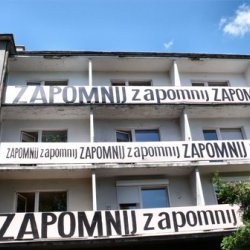 (zapomnij) 2010, banery na budynku Galerii Białej w Lublinie w ramach akcji „Podwórko sztuki”.