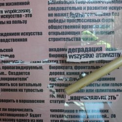 „Zwycięstwo”, 2011, instalacja na klatce schodowej Muzeum Sztuki w Łodzi w czasie wystawy „Oczy szukają głowy do zamieszkania”. Wydruki z tekstem Katarzyny Kobro po polsku i rosyjsku; tło dźwiękowe: Andrzej Juszczyk.