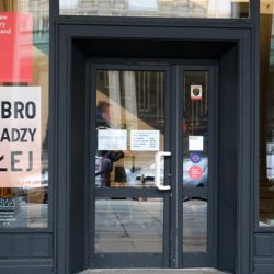 Dobro władzy, instalacja tekstowa, druk offset, 400 x 600 cm, wystawa Między Zbawieniem a Konstytucją, Galeria BWA Warszawa, 2018, fot. B. Górka