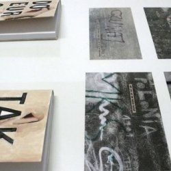 Maria Janion, 2014, atrapy książek w obwolutach i kolaże, wymiary zmienne; na wystawie Oksymoron normalności w Galerii Arsenał w Białymstoku