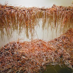 KONIEC TYGODNIA, 2005, pocięte plakaty ze streszczeniami seriali, Galeria Wozownia, Toruń.