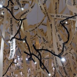 „Raz na jakiś czas”, 2008, instalacja tekstowa: girlandy z pasków papieru (szer.2,5 cm, dł. 4.5 m) z nazwiskami znanych kobiet i węże świetlne, Galeria Biała, Lublin.  Detal