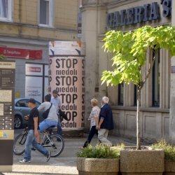 „Stop niewoli Stop niedoli, 2013, plakaty z cytatem z Juliana Tuwima w przestrzeni miejskiej Bydgoszczy (Fundacja Nowa Sztuka Wet Music