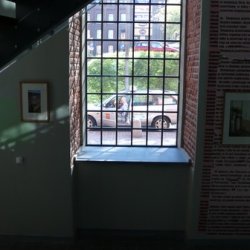 „Zwycięstwo”, 2011, instalacja na klatce schodowej Muzeum Sztuki w Łodzi w czasie wystawy „Oczy szukają głowy do zamieszkania”. Wydruki z tekstem Katarzyny Kobro po polsku i rosyjsku; tło dźwiękowe: Andrzej Juszczyk.