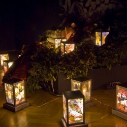 myśmy wszystko zapomnieli, 2008, instalacja wykorzystująca pozostałości z wystawy „Pogrzeb Wyspiańskiego”, wydruki na lightboxach  w kształcie zniczy, wystawa „OK! Wyspiański”, Muzeum Wyspiańskiego, Kraków