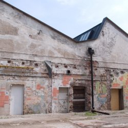 NIEWIERNY, 2007, napis 8x 30 cm, na ścianie budynku na terenie dawnej fabryki Schindlera w czasie wystawy „pamięć tej chwili z odległości lat, które miną”, Kraków