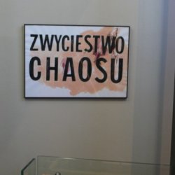 „Zwycięstwo”, 2011, instalacja na klatce schodowej Muzeum Sztuki w Łodzi w czasie wystawy „Oczy szukają głowy do zamieszkania”. Wydruki z tekstem Katarzyny Kobro po polsku i rosyjsku; tło dźwiękowe: Andrzej Juszczyk.
