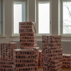 Chwała, instalacja tekstowa; papier pakunkowy,  druk cyfrowy, opakowane 30 kartonów z obciążeniem, wystawa indywidualna Chaosy w Galerii Ego w Poznaniu, 2019