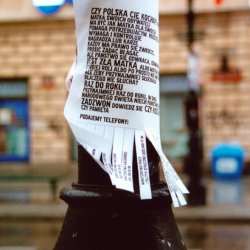 CZY POLSKA CIĘ KOCHA? 2002, ulotka A4, powielana na ksero: CZY POLSKA CIĘ KOCHA? PAŃSTWO JEST MATKĄ SWOICH OBYWATELI/MA BYĆ JAK MATKA DLA SWOICH/POMAGA POTRZEBUJĄCYM ROZDZIELA OBOWIĄZKI/ WYMAGA I KONTROLUJE/ NAGRADZA LUB KARZE/ KAŻDY MA PRAWO SIĘ ZWRÓCIĆ/ PROSIĆ ŻĄDAĆ BŁAGAĆ/ ALE PAŃSTWO SIĘ ODWRACA, ODMAWIA, ODCINA/ JEST ZŁĄ MATKĄ ALBO MATKĄ NIEPEWNĄ/ SWOJEJ ROLI ALBO PO PROSTU NIE MA ŚRODKÓW/ ALE ŻEBY PRZYNAJMNIEJ SŁUCHAŁA/ DLACZEGO NIE SŁUCHA?/ RAZ DO ROKU/ PRZYNAJMNIEJ RAZ DO ROKU, W DNIU/ NARODOWEGO ŚWIĘTA NIECH PAŃSTWO SŁUCHA/ ZADZWOŃ DOWIEDZ SIĘ CZY KOCHA, CZY PAMIĘTA. Poniżej tekstu podane są telefony: prezydenta RP, premiera i dwunastu ministerstw. Ulotka rozlepiona została 11 listopada w Warszawie (jako część wystawy „Polska”, Teatr Academia, Warszawa) w Gdańsku (koordynacja Robert Rumas) , Toruniu, Krakowie, Poznaniu, Mrągowie, Białymstoku, Lublinie i Przemyślu.