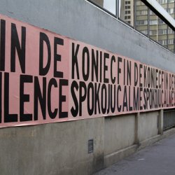KONIEC SPOKOJU/ FIN DE CALME/FIN DE SILENCE 2004, plakaty na zewnątrz galerii Le Plateau. Wystawa „Distances?” w galerii Le Plateau w Paryżu.