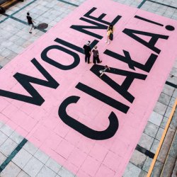 Wolne ciała! 2021, instalacja tekstowa, napis na płycie Placu Defilad przed Pałacem Kultury i Nauki w Warszawie, 10 x 16 m, w ramach projektu Plac Defilad Teatru Studio, fot. R. Kubiszyn
