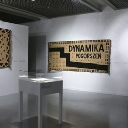 Tkaniny dwuosnowowe, wełna, 2013,320 x 140 cm, 140 x 291 cm na wystawie Wszyscy ludzie będą siostrami w Muzeum Sztuki w Łodzi, 2015