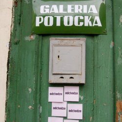 Odchodzę, 2006, kartka 7,5 x 7,5 cm, ok. 50 napisów na drzwiach i oknach Galerii Potocka w czasie wystawy „Co z nami teraz będzie”.