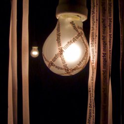 BŁAGAM, 2007,  instalacja, taśmy z nadrukiem szer. 1 cm, długość różna, naklejane na żarówkach i wiszące, wystawa Prawdziwe życie, w czasie festiwalu Wola Art w dzielnicy Wola,  Warszawa.