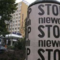 „Stop niewoli Stop niedoli, 2013, plakaty z cytatem z Juliana Tuwima w przestrzeni miejskiej Bydgoszczy (Fundacja Nowa Sztuka Wet Music)