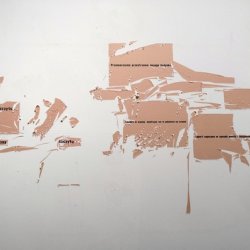 „Co pozostaje, 2013, instalacja na wystawie Co pozostaje w BWA Sokół w Nowym Sączu, fragmenty książki Toma McCarthy’ego „Resztki