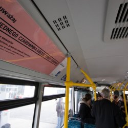 uważaj NA JEDNEGO CZAROWNIKA DZIESIĘĆ TYSIĘCY CZAROWNIC, 2008, cytaty opatrzone komentarzami, napisy w autobusach w Białymstoku w ramach akcji „doznanie na żądanie”.