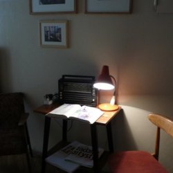 „Zadania artysty”, 2011, instalacja w archiwum miejskim w czasie wystawy „Oczy szukają głowy do zamieszkania”. Książki o sztuce z kolażami, dźwięk:  Andrzej Juszczyk.