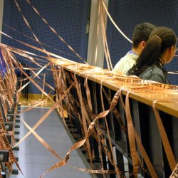 CO ZROBIĆ Z SOBĄ (cytat z Gombrowicza), 2004, pasek 2cm x 4km, instalacja tekstowa w czasie konferencji ”Gombrowicz Obecny?”, Szkoła Wyższa Psychologii Społecznej, Warszawa.