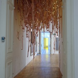 Raz na jakiś czas. Wersja polska II, instalacja tekstowo- świetlna, druk na papierze, światełka choinkowe, girlandy z nazwiskami artystek, pisarek, kompozytorek, reżyserek, uczonych, działaczek społecznych i politycznych rozmiary różne, wystawa Co po Cybisie,  Zachęta— Narodowa Galeria Sztuki, Warszawa, 2018