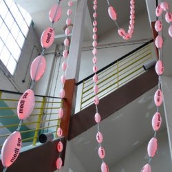 MÓDL SIĘ, 2011, instalacja w klatce schodowej Hali 90B,  Praca i wypoczynek, w czasie festiwalu Alternativa, Instytut Sztuki Wyspa, Gdańsk.  Dźwięk: Andrzej Juszczyk.