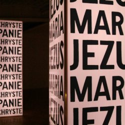 JEZUS MARIA, 2003, wydruk podświetlany na folii, wys. 300cm, bok 80cm, wystawa indywidualna „Nic w środku!” Bunkier Sztuki, Kraków.