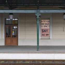 „Złe sny“, 2012, 2 lightboksy, 100x100 cm na fasadzie dworca PKP w Tarnowie, w czasie wystawy „Sen jest drugim życiem“, BWA Tarnów