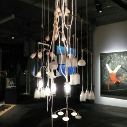 JAMAIS FOREVER, 2009, instalacja-lampa, 15 żyrandoli i paski papieru z napisemi „jamais” i „forever”, w czasie wystawy „Serce to samotny myśliwy/Le coeur est un chasseur solitaire, Gare Saint-Sauveur, Lille, Francja.