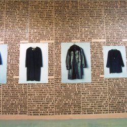 KALENDARZ, 2002, tapeta z wydruków: powtarzające się  teksty z kalendarza ściennego (rocznice, horoskopy, porady, ciekawostki). Zaklejone dwie sale galerii (288 m2). Na tapetę nałożone są obrazy z odmalowanym programem TV i fotografie ubrań. Wystawa indywidualna (z Joan Grossman) „ Problemy z pamięcią”, Zachęta, Warszawa.