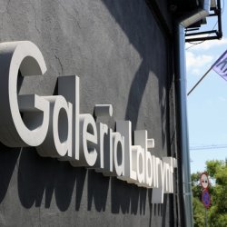 „Serce kraju, 2017. Flaga z napisem wyznaczająca emocjonalne centrum kraju. Galeria Labirynt, fot. E. Lipa