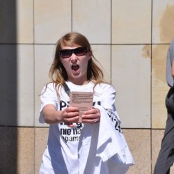 „Cytaty za darmo”, projekty gadżetów do rozdawania na ulicach Lublina: ulotki, koszulki i balony. Cytaty z Guy Deborda z adnotacjami. Festiwal sztuki w przestrzeni publicznej, Open City, Lublin 2010.