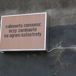 myśli wolne od wszelkiej kontroli umysłu, (Breton) 2009, 60x80cm, 1 z 4 lightboksów umieszczony na ulicy Krakowa w czasie  Festiwalu Sztuk Wizualnych ArtBoom.