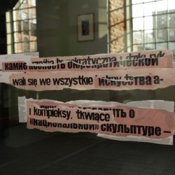 „Zwycięstwo”, 2011, instalacja na klatce schodowej Muzeum Sztuki w Łodzi w czasie wystawy „Oczy szukają głowy do zamieszkania”. Wydruki z tekstem Katarzyny Kobro po polsku i rosyjsku; tło dźwiękowe: Andrzej Juszczyk.