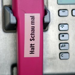 HALT SCHAU MAL, 2008, naklejka na różnych powierzchniach w ramach prezentacji galerii Kronika w Bytomiu w czasie 5. Berlin Biennale