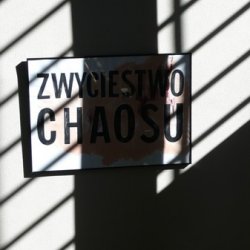 „Zwycięstwo”, 2011, instalacja na klatce schodowej Muzeum Sztuki w Łodzi w czasie wystawy „Oczy szukają głowy do zamieszkania”. Wydruki z tekstem Katarzyny Kobro po polsku i rosyjsku; tło dźwiękowe: Andrzej Juszczyk.