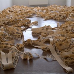 OBIECALI 2004, pasek 5cm x 1km, z nadrukiem  OBIECALI. Wystawa indywidualna „Obłożenie” , galeria Kronika w Bytomiu.