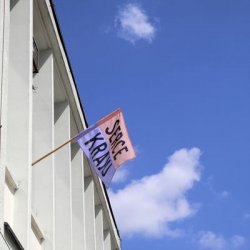 Serce kraju, 2017. Flaga z napisem wyznaczająca emocjonalne centrum kraju. Galeria Miejska Arsenał w Poznaniu, fot. E. Muraszkiewicz