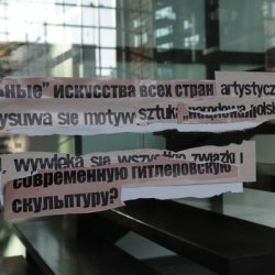 „Zwycięstwo”, 2011, instalacja na klatce schodowej Muzeum Sztuki w Łodzi w czasie wystawy „Oczy szukają głowy do zamieszkania”. Wydruki z tekstem Katarzyny Kobro po polsku i rosyjsku; tło dźwiękowe: Andrzej Juszczyk.