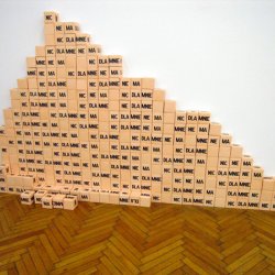 NIC DLA MNIE, 2005 pudełka 15x15x15cm.  Wystawa (...) w BWA w Zielonej Górze.