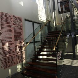 „Zwycięstwo”, 2011, instalacja na klatce schodowej Muzeum Sztuki w Łodzi w czasie wystawy „Oczy szukają głowy do zamieszkania”. Wydruki z tekstem Katarzyny Kobro po polsku i rosyjsku; tło dźwiękowe: Andrzej Juszczyk.