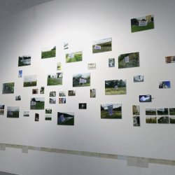 „Serce kraju, 2017, instalacja w czasie wystawy Uwaga! Granica w galerii Labirynt, Lublin i Galerii Arsenał, Białystok. Flaga z napisem wyznacza emocjonalne centrum kraju. Fotografie flagi z napisem w anonimowym pejzażu i fotografie flagi na fasadach 20 galerii sztuki w Polsce biorących udział w projekcie, wideo (3 min) flagi w pejzażu, rozmiary różne