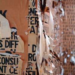 FAUX AMIS, 2004, plakaty ze streszczeniami seriali polskich i francuskich. 4 warstwy plakatów naklejane i zdzierane. Detal. Wystawa „Distances?” w galerii Le Plateau w Paryżu.