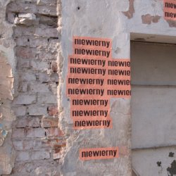 NIEWIERNY, 2007, napis 8x 30 cm, na ścianie budynku na terenie dawnej fabryki Schindlera w czasie wystawy „pamięć tej chwili z odległości lat, które miną”, Kraków