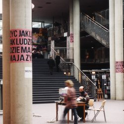 JAK LUDZIE MAJĄ ŻYĆ, (cytat z B. Jelcyna), 2000, 5 wydruków - (93x 195cm)  umieszczonych na kolumnach we wnętrzu biblioteki. Wystawa polsko-rosyjska „Subtelny słodki  smak” w Bibliotece Uniwersytetu Warszawskiego.
