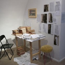 Instalacja z obłożonymi książkami i kolażami fotograficznymi w czasie wystawy „Różne stany niepamięci”, 2011, Galeria Sztuki Współczesnej w Przemyślu.