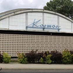 Wojna, 2016, baner na fasadzie galerii Labirynt w Lublinie, 343 x 1745 cm, fot. Diana Kołczewska